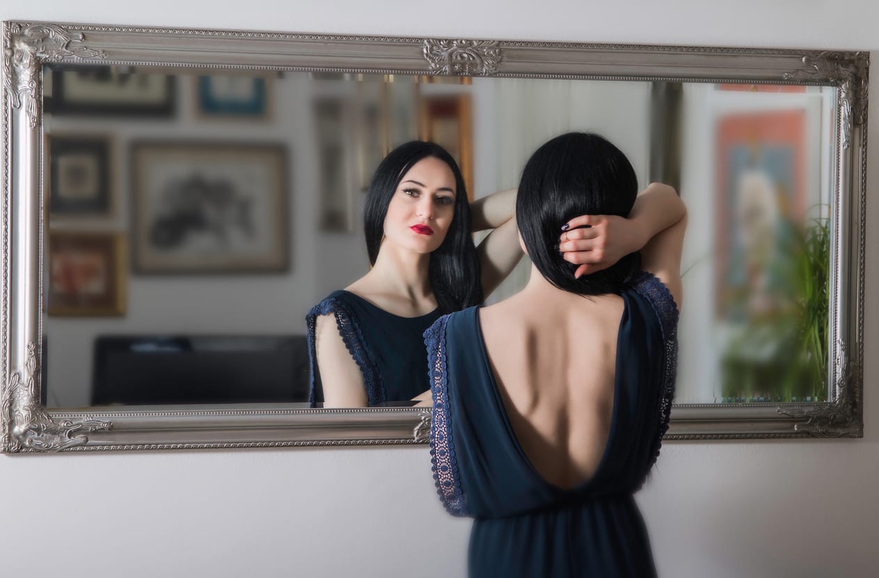 Отражение в зеркале женщины многократное